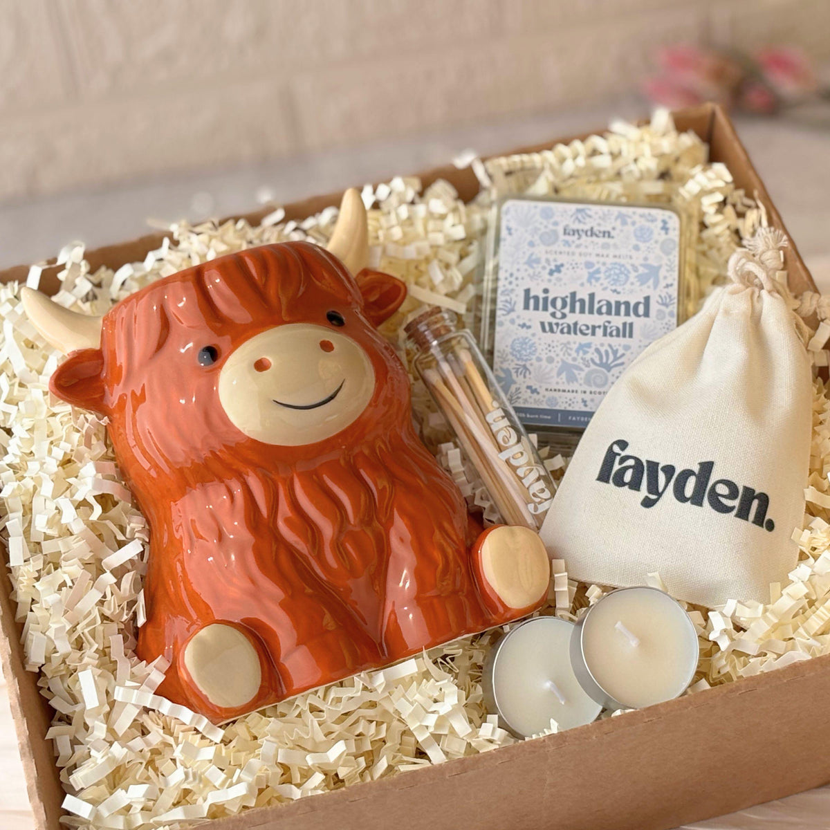 Highland cow wax melt gift set and Scottish wax burner gift, featuring a handmade soy wax melt discovery set, cosy home fragrance gift and housewarming present. A thoughtful Scottish-inspired gift for her, Highland cow lover or new home, with an 80g scented soy wax melt, ceramic wax burner, tealights and matches, beautifully gift wrapped in a kraft box with ivory ribbon. Handmade home fragrance gift for birthdays, Christmas and special occasions, ideal for cosy nights and relaxing rituals